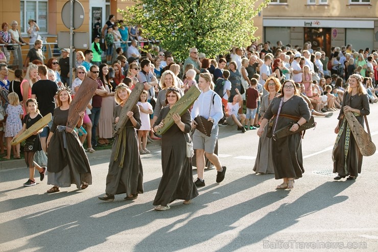 Valmierā nosvinēta pilsētas 736. Dzimšanas diena ar tradicionālām un jaunām aktivitātēm, kas iepriecinājušas ikvienu svētku dalībnieku