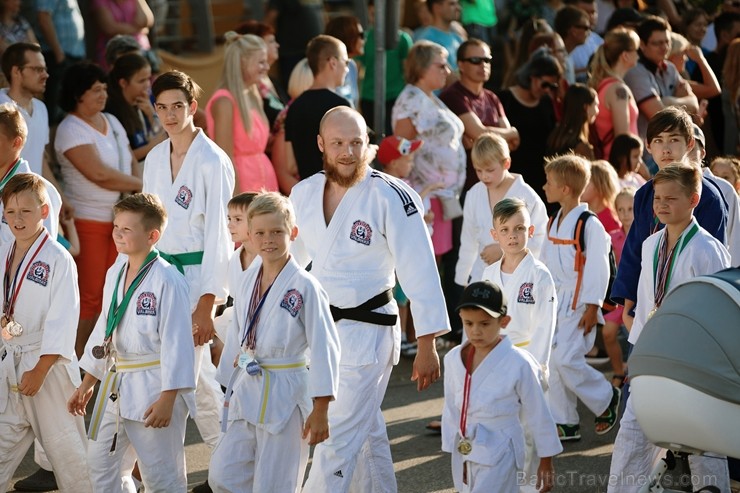 Valmierā nosvinēta pilsētas 736. Dzimšanas diena ar tradicionālām un jaunām aktivitātēm, kas iepriecinājušas ikvienu svētku dalībnieku