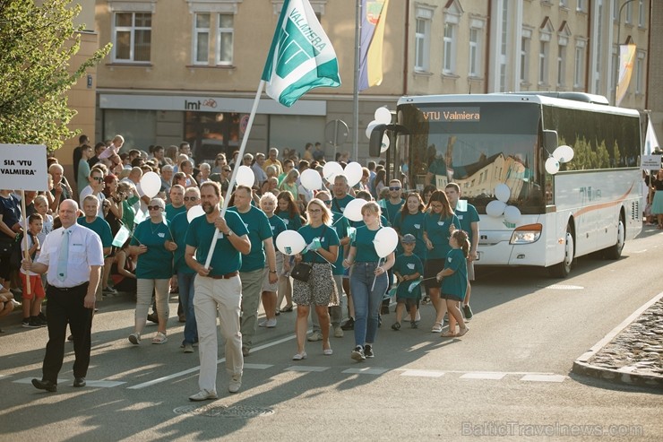 Valmierā nosvinēta pilsētas 736. Dzimšanas diena ar tradicionālām un jaunām aktivitātēm, kas iepriecinājušas ikvienu svētku dalībnieku