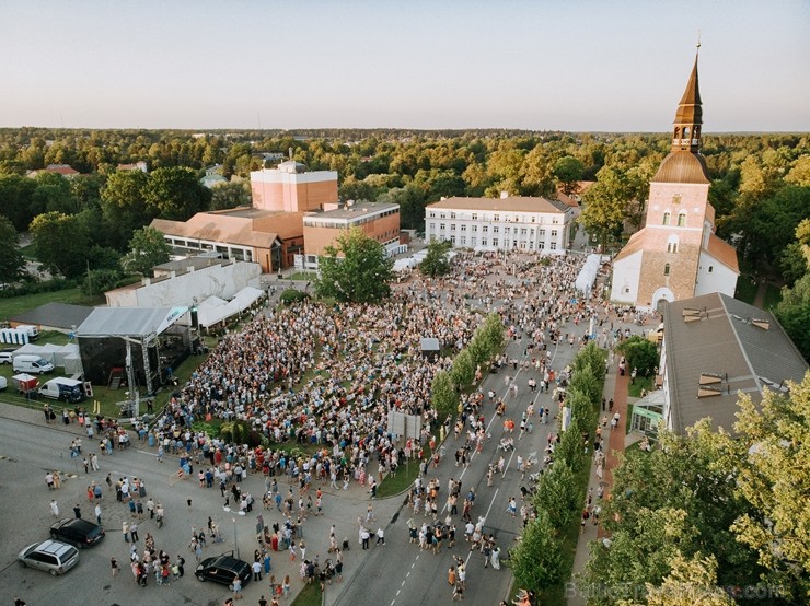 Valmierā nosvinēta pilsētas 736. Dzimšanas diena ar tradicionālām un jaunām aktivitātēm, kas iepriecinājušas ikvienu svētku dalībnieku