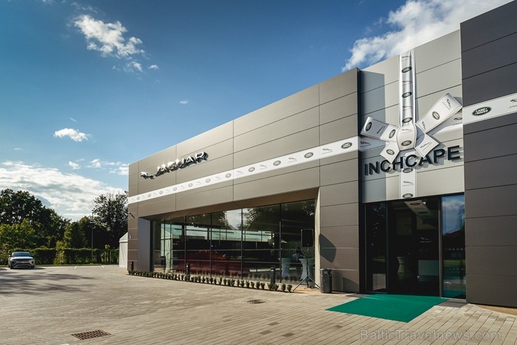 Ar ekskluzīvu auto prezentāciju Jaguar Land Rover zīmolu pārstāvis Inchcape Motors atklāj Baltijā lielāko Jaguar Land Rover autocentru 260529