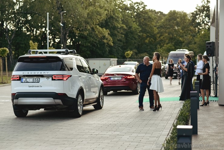 Ar ekskluzīvu auto prezentāciju Jaguar Land Rover zīmolu pārstāvis Inchcape Motors atklāj Baltijā lielāko Jaguar Land Rover autocentru 260546