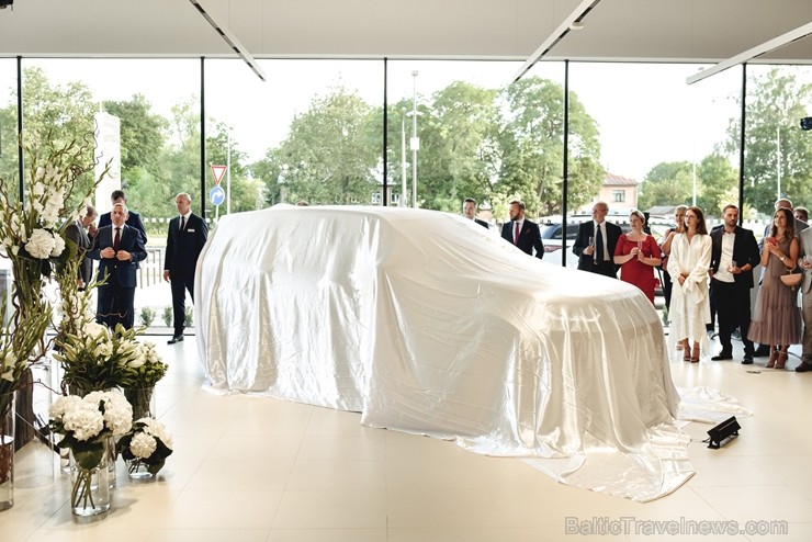 Ar ekskluzīvu auto prezentāciju Jaguar Land Rover zīmolu pārstāvis Inchcape Motors atklāj Baltijā lielāko Jaguar Land Rover autocentru 260551