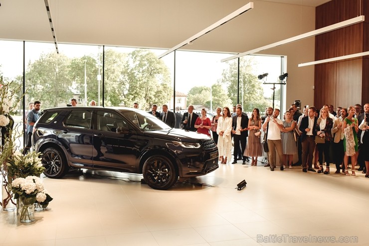 Ar ekskluzīvu auto prezentāciju Jaguar Land Rover zīmolu pārstāvis Inchcape Motors atklāj Baltijā lielāko Jaguar Land Rover autocentru