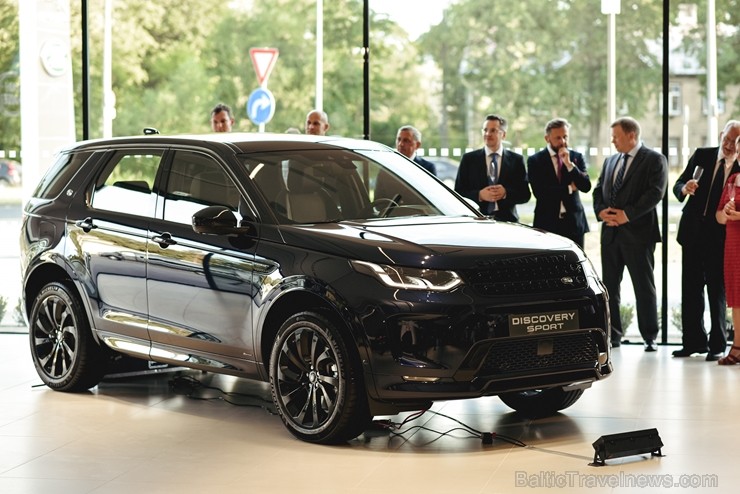 Ar ekskluzīvu auto prezentāciju Jaguar Land Rover zīmolu pārstāvis Inchcape Motors atklāj Baltijā lielāko Jaguar Land Rover autocentru 260554