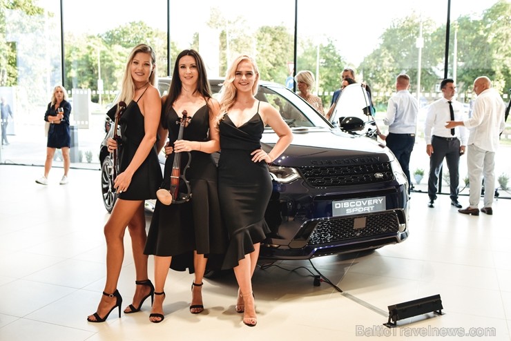 Ar ekskluzīvu auto prezentāciju Jaguar Land Rover zīmolu pārstāvis Inchcape Motors atklāj Baltijā lielāko Jaguar Land Rover autocentru 260556