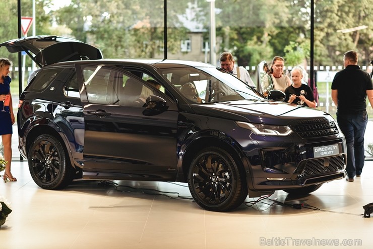 Ar ekskluzīvu auto prezentāciju Jaguar Land Rover zīmolu pārstāvis Inchcape Motors atklāj Baltijā lielāko Jaguar Land Rover autocentru 260561