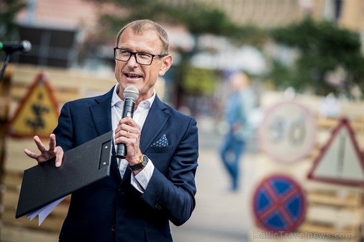 Centrālās dzelzceļa stacijas laukumā Rīgā, pie tirdzniecības centra Origo tika atklāta VAS Latvijas Valsts ceļi un ceļu nozares simtgadei veltīta izst 260737