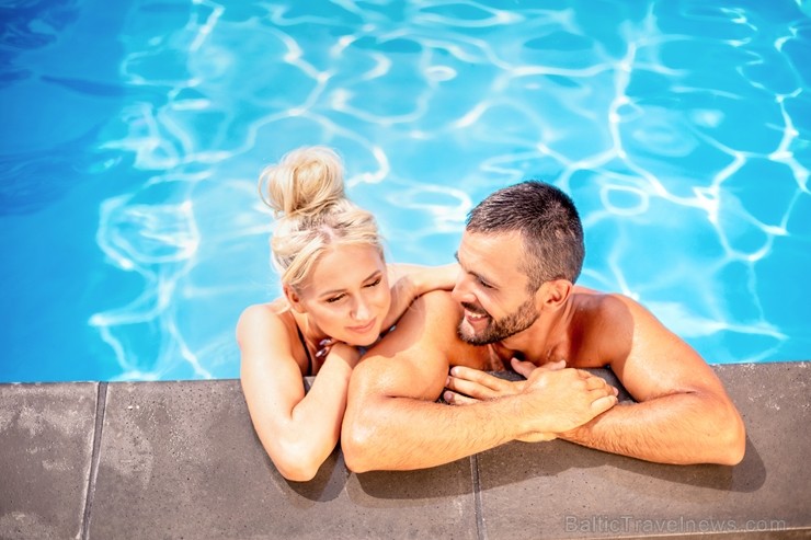 Viesnīcas Lielupe by Semarah Hotels atklātajā baseinā var baudīt vasarīgas sajūtas