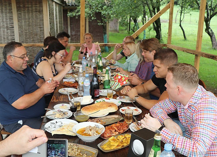 Travelnews.lv izbauda pusdienas gruzīnu mājas virtuves restorānā «Sormoni» Kutaisi tuvumā 261071