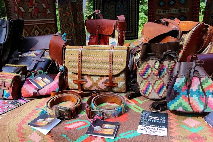 Festivāls ik gadu piedāvā apmeklētājiem iespēju iepazīt jaunākās tendences Latvijas amatniecībā un iegādāties dažādus no dabīgiem materiāliem veidotus 261161