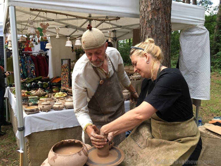 Festivāls ik gadu piedāvā apmeklētājiem iespēju iepazīt jaunākās tendences Latvijas amatniecībā un iegādāties dažādus no dabīgiem materiāliem veidotus 261164