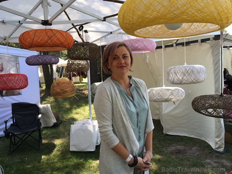 Festivāls ik gadu piedāvā apmeklētājiem iespēju iepazīt jaunākās tendences Latvijas amatniecībā un iegādāties dažādus no dabīgiem materiāliem veidotus Festivāls ik gadu piedāvā apmeklētājiem iespēju iepazīt jaunākās tendences Latvijas amatniecībā un iegādāties dažādus no dabīgiem materiāliem veidotus 261191