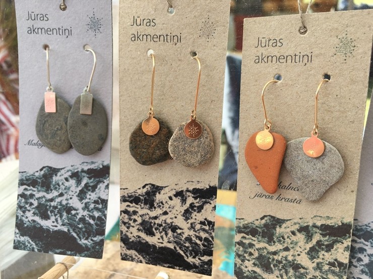 Festivāls ik gadu piedāvā apmeklētājiem iespēju iepazīt jaunākās tendences Latvijas amatniecībā un iegādāties dažādus no dabīgiem materiāliem veidotus Festivāls ik gadu piedāvā apmeklētājiem iespēju iepazīt jaunākās tendences Latvijas amatniecībā un iegādāties dažādus no dabīgiem materiāliem veidotus 261197