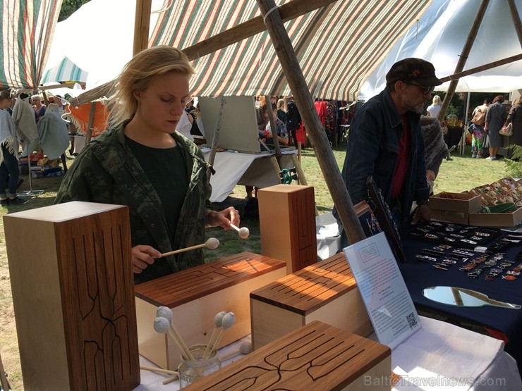 Festivāls ik gadu piedāvā apmeklētājiem iespēju iepazīt jaunākās tendences Latvijas amatniecībā un iegādāties dažādus no dabīgiem materiāliem veidotus