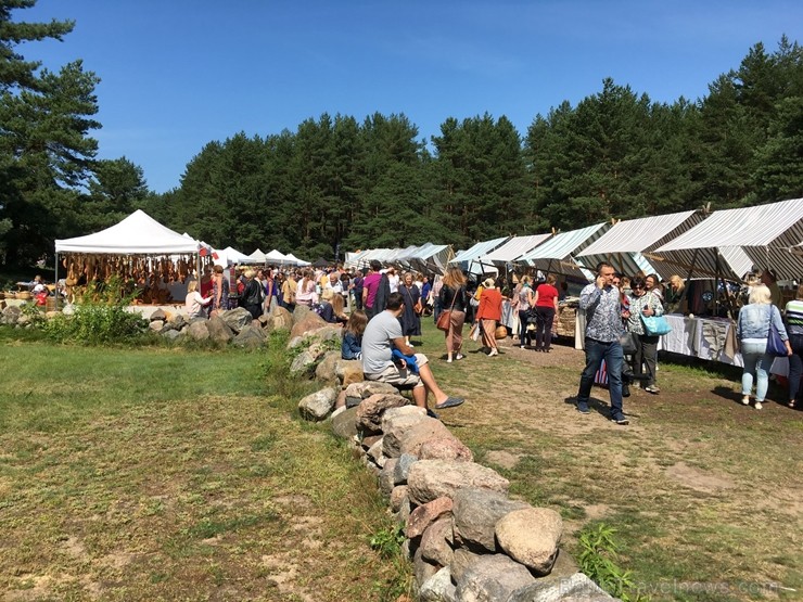 Festivāls ik gadu piedāvā apmeklētājiem iespēju iepazīt jaunākās tendences Latvijas amatniecībā un iegādāties dažādus no dabīgiem materiāliem veidotus