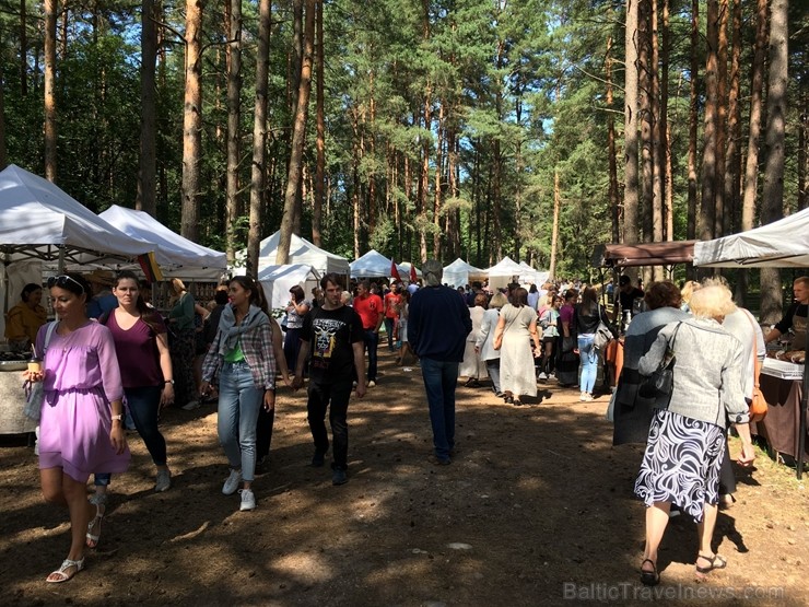 Festivāls ik gadu piedāvā apmeklētājiem iespēju iepazīt jaunākās tendences Latvijas amatniecībā un iegādāties dažādus no dabīgiem materiāliem veidotus 261206
