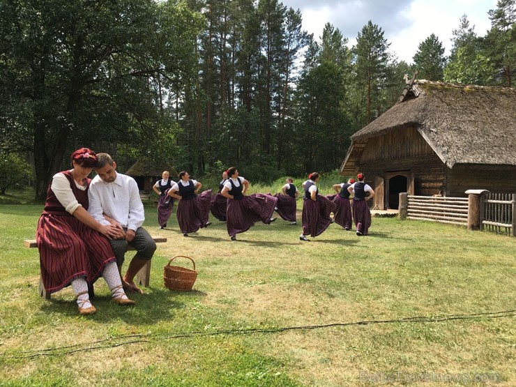 Festivāls ik gadu piedāvā apmeklētājiem iespēju iepazīt jaunākās tendences Latvijas amatniecībā un iegādāties dažādus no dabīgiem materiāliem veidotus 261207