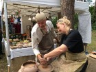 Festivāls ik gadu piedāvā apmeklētājiem iespēju iepazīt jaunākās tendences Latvijas amatniecībā un iegādāties dažādus no dabīgiem materiāliem veidotus 7
