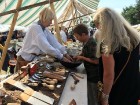 Festivāls ik gadu piedāvā apmeklētājiem iespēju iepazīt jaunākās tendences Latvijas amatniecībā un iegādāties dažādus no dabīgiem materiāliem veidotus 17