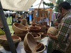 Festivāls ik gadu piedāvā apmeklētājiem iespēju iepazīt jaunākās tendences Latvijas amatniecībā un iegādāties dažādus no dabīgiem materiāliem veidotus 21