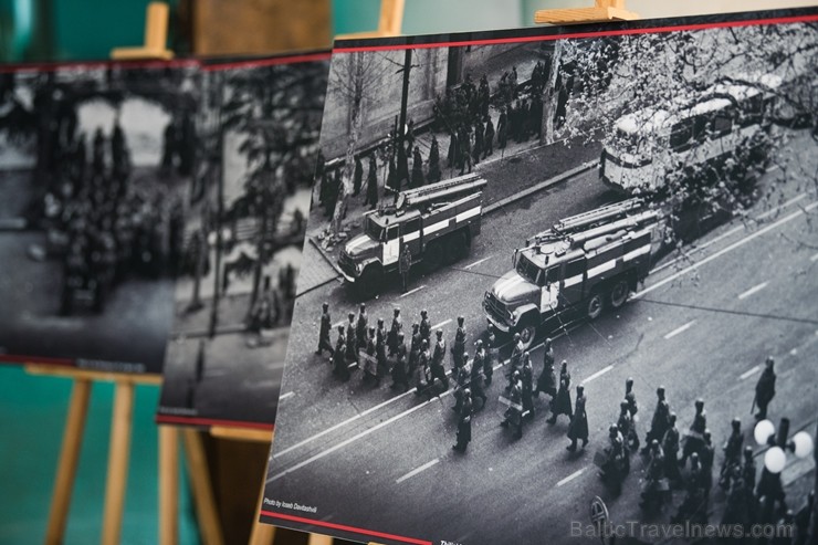 Izstādē apskatāmi fotoattēli, kas vēsta par traģiskajiem 1989. gada 9. aprīļa notikumiem, kad līdzīgi kā Baltijas valstīs Gruzijas iedzīvotāji pulcējā 261520