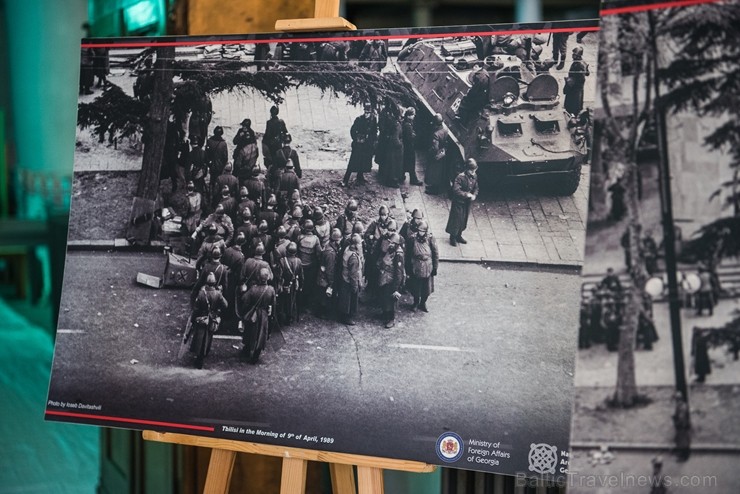 Izstādē apskatāmi fotoattēli, kas vēsta par traģiskajiem 1989. gada 9. aprīļa notikumiem, kad līdzīgi kā Baltijas valstīs Gruzijas iedzīvotāji pulcējā