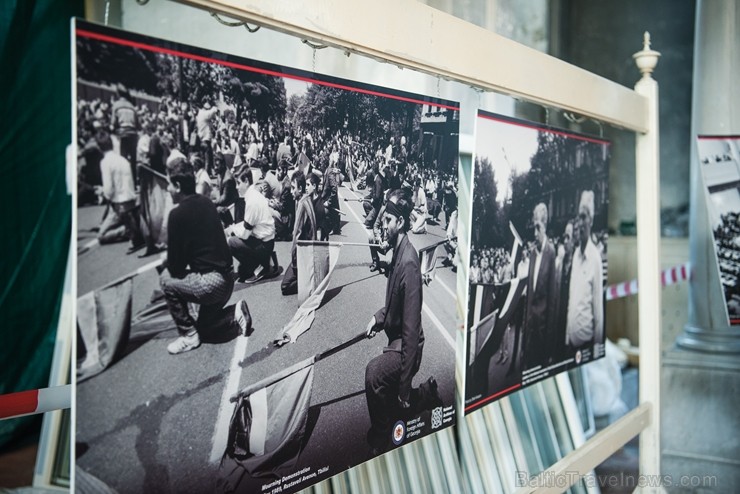 Izstādē apskatāmi fotoattēli, kas vēsta par traģiskajiem 1989. gada 9. aprīļa notikumiem, kad līdzīgi kā Baltijas valstīs Gruzijas iedzīvotāji pulcējā 261527