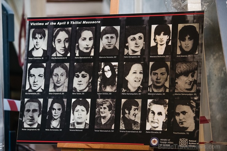 Izstādē apskatāmi fotoattēli, kas vēsta par traģiskajiem 1989. gada 9. aprīļa notikumiem, kad līdzīgi kā Baltijas valstīs Gruzijas iedzīvotāji pulcējā 261543