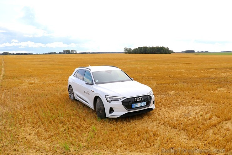 Travelnews.lv apceļo Zemgali un Vidzemi ar jauno un elektrisko «Audi e-tron» 261618