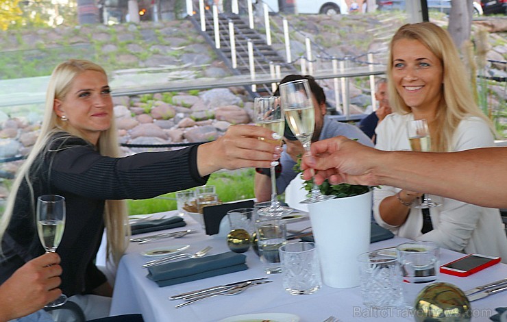 Pārdaugavas restorāns «Hercogs Fabrika» piedāvā jahtas izbraucienu ar romantiskām vakariņām pārim vai arī grupai 261950
