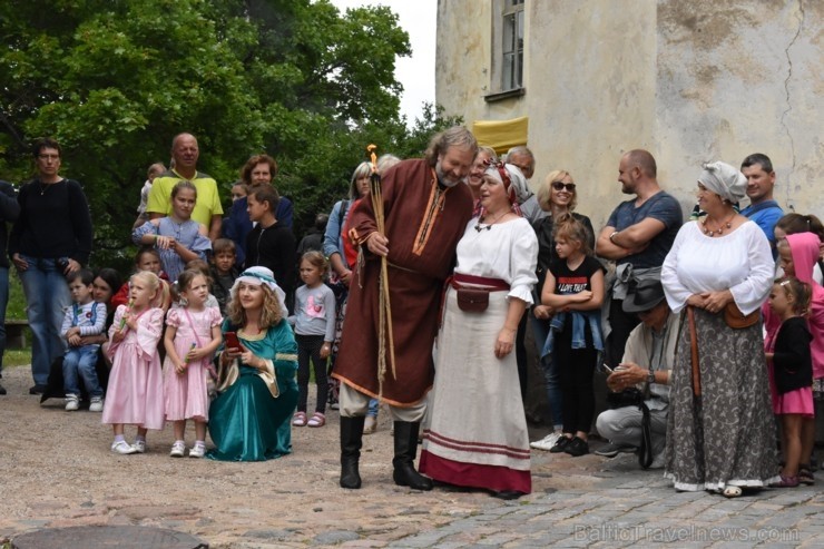 Ar galminieku izklaidēm, cirka mākslinieku un improvizatoru izrādēm,  koncertu un citām nebēdnībām Jaunpils pilī svin svētkus «Ēverģēlības pils galmā» 261962