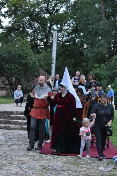 Ar galminieku izklaidēm, cirka mākslinieku un improvizatoru izrādēm,  koncertu un citām nebēdnībām Jaunpils pilī svin svētkus «Ēverģēlības pils galmā» 262002