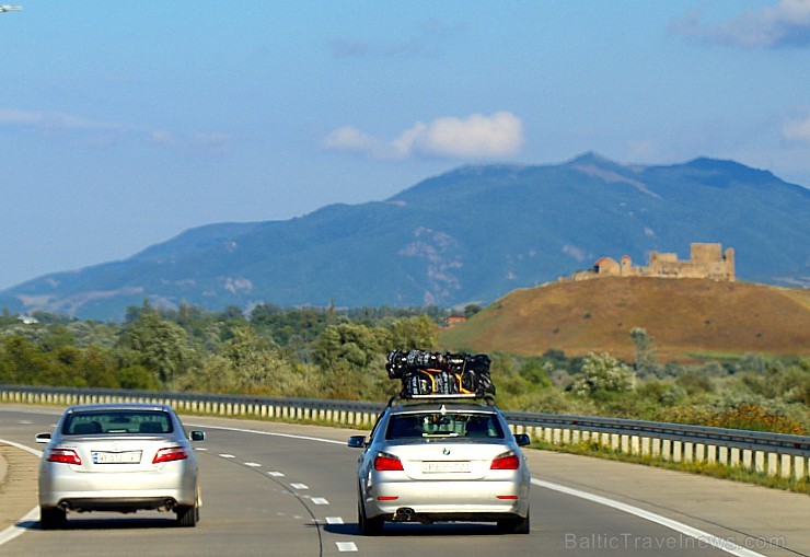 Travelnews.lv izbrauc Gruzijas autostrādes, kalnu asfalta ceļus un vēro dažādos žogu vārtus 262148