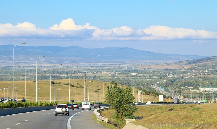 Travelnews.lv izbrauc Gruzijas autostrādes, kalnu asfalta ceļus un vēro dažādos žogu vārtus 262151