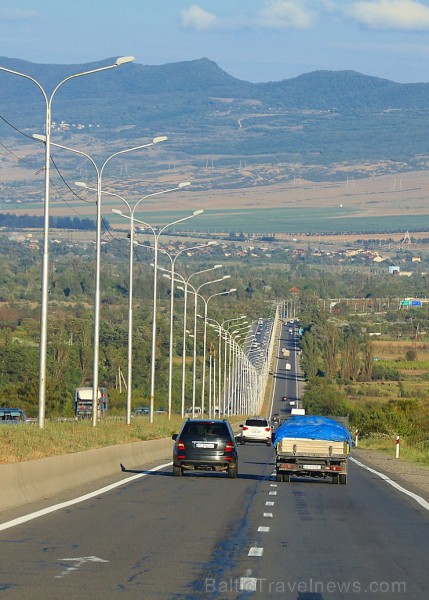 Travelnews.lv izbrauc Gruzijas autostrādes, kalnu asfalta ceļus un vēro dažādos žogu vārtus 262154