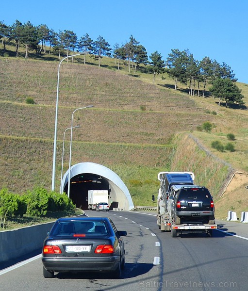 Travelnews.lv izbrauc Gruzijas autostrādes, kalnu asfalta ceļus un vēro dažādos žogu vārtus 262155