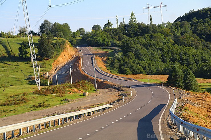 Travelnews.lv izbrauc Gruzijas autostrādes, kalnu asfalta ceļus un vēro dažādos žogu vārtus