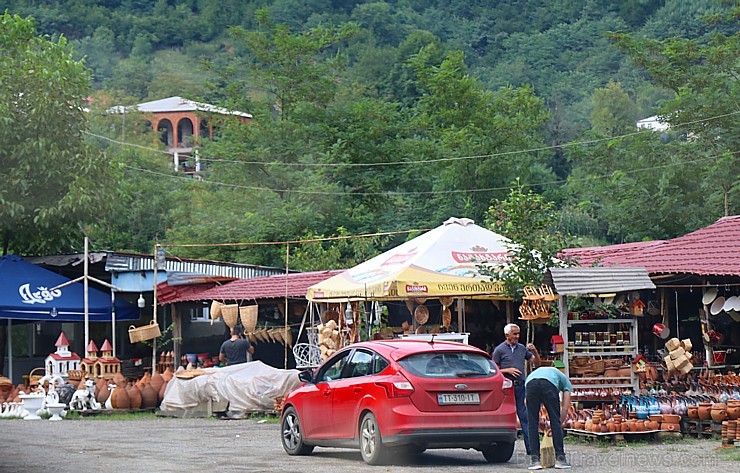 Travelnews.lv izbrauc Gruzijas autostrādes, kalnu asfalta ceļus un vēro dažādos žogu vārtus