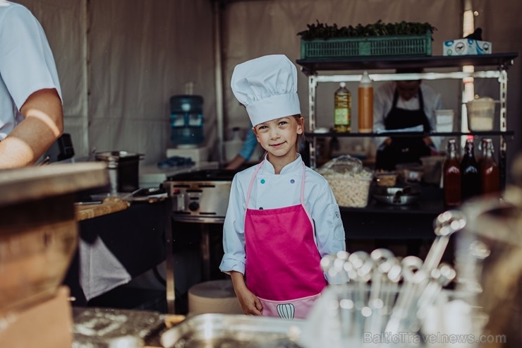 Balti izsmalcināts atvērta tipa restorāns, kurā jau sesto gadu apvienojas 15 Rīgas šefpavāri ir viens no apmeklētāju iecienītākajiem pasākumiem svētku