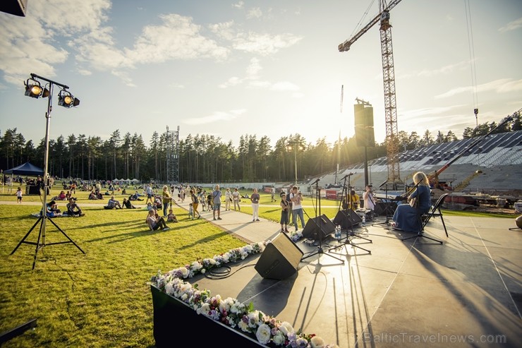 Mežaparka Lielajā estrādē 15 000 kvadrātmetros, kurus sedz zaļa zālīte, bija unikāla iespēja pirmo reizi atpūsties Latvijā lielākajā piknikā un vienla 262281