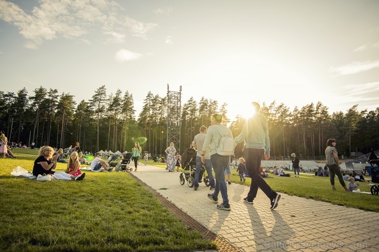 Mežaparka Lielajā estrādē 15 000 kvadrātmetros, kurus sedz zaļa zālīte, bija unikāla iespēja pirmo reizi atpūsties Latvijā lielākajā piknikā un vienla