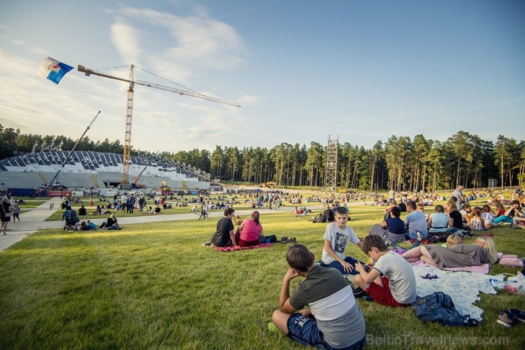 Mežaparka Lielajā estrādē 15 000 kvadrātmetros, kurus sedz zaļa zālīte, bija unikāla iespēja pirmo reizi atpūsties Latvijā lielākajā piknikā un vienla 262283