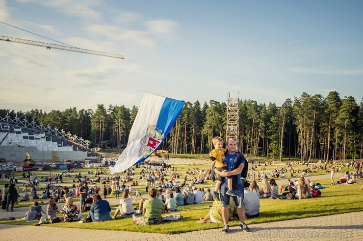 Mežaparka Lielajā estrādē 15 000 kvadrātmetros, kurus sedz zaļa zālīte, bija unikāla iespēja pirmo reizi atpūsties Latvijā lielākajā piknikā un vienla 262284