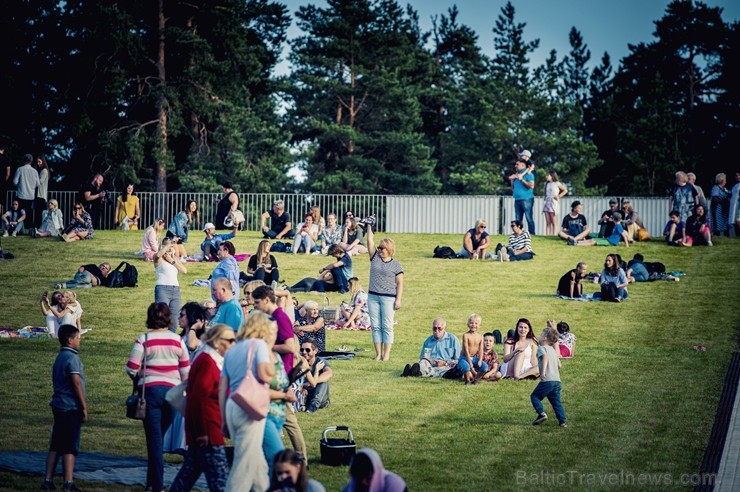 Mežaparka Lielajā estrādē 15 000 kvadrātmetros, kurus sedz zaļa zālīte, bija unikāla iespēja pirmo reizi atpūsties Latvijā lielākajā piknikā un vienla 262285