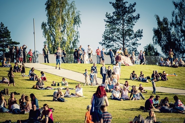Mežaparka Lielajā estrādē 15 000 kvadrātmetros, kurus sedz zaļa zālīte, bija unikāla iespēja pirmo reizi atpūsties Latvijā lielākajā piknikā un vienla 262291