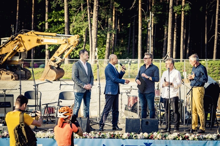 Mežaparka Lielajā estrādē 15 000 kvadrātmetros, kurus sedz zaļa zālīte, bija unikāla iespēja pirmo reizi atpūsties Latvijā lielākajā piknikā un vienla 262292