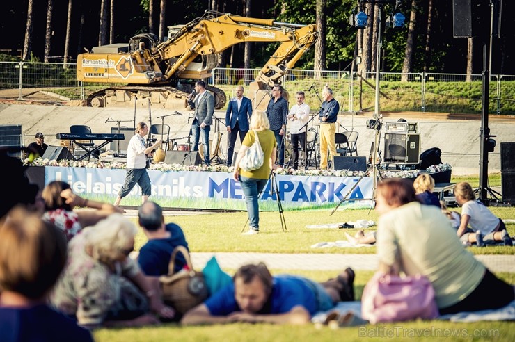 Mežaparka Lielajā estrādē 15 000 kvadrātmetros, kurus sedz zaļa zālīte, bija unikāla iespēja pirmo reizi atpūsties Latvijā lielākajā piknikā un vienla