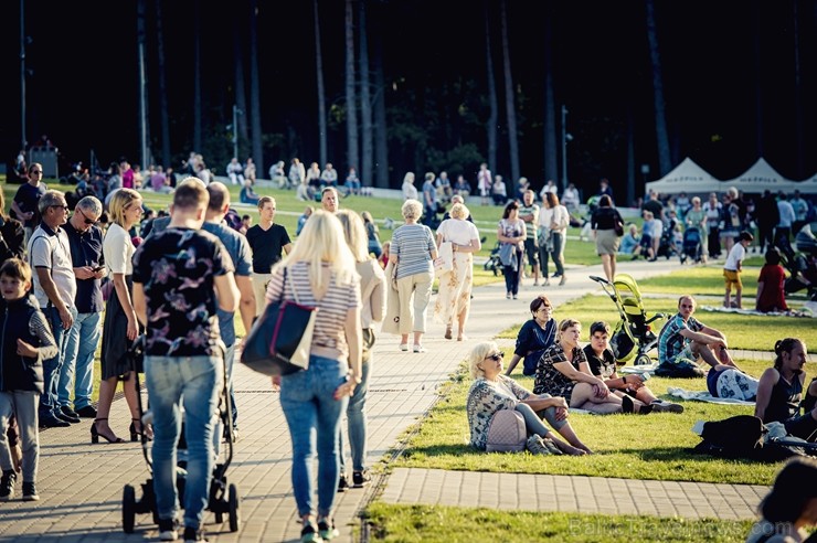 Mežaparka Lielajā estrādē 15 000 kvadrātmetros, kurus sedz zaļa zālīte, bija unikāla iespēja pirmo reizi atpūsties Latvijā lielākajā piknikā un vienla