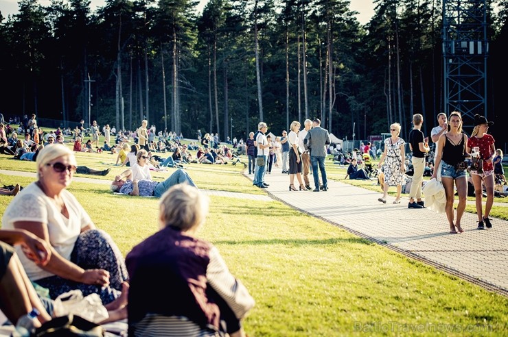 Mežaparka Lielajā estrādē 15 000 kvadrātmetros, kurus sedz zaļa zālīte, bija unikāla iespēja pirmo reizi atpūsties Latvijā lielākajā piknikā un vienla 262301